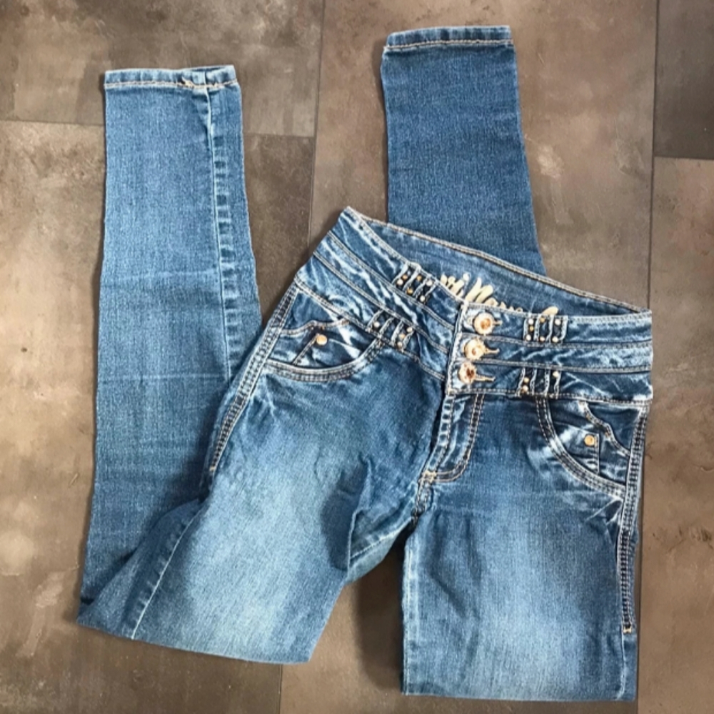 Skinny jeans embellished with rhinestones and stitching, unique and super cute.